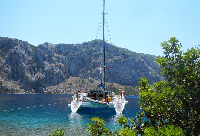 Catamaran anclado